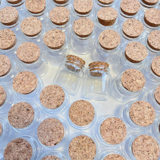 Lot de 6 ou 12 bouteilles en verre transparent de 33 x 47 x 50 mm avec bouchons en liège, idéales pour Noël, les mariages, les anniversaires et les fêtes. Bouteille à vœux de 50 ml.