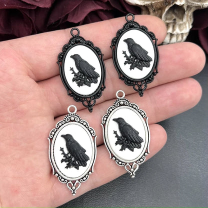 Lot de 4 pendentifs gothiques en forme de corbeau noir, plaqués argent, avec cadre et breloques en relief. Idéal pour la création de bijoux et le bricolage.