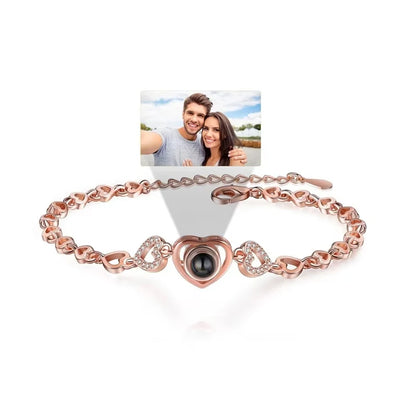 Bracelet personnalisé en forme de cœur avec projection photo, en acier titane plaqué or et zircon, disponible en dropshipping.