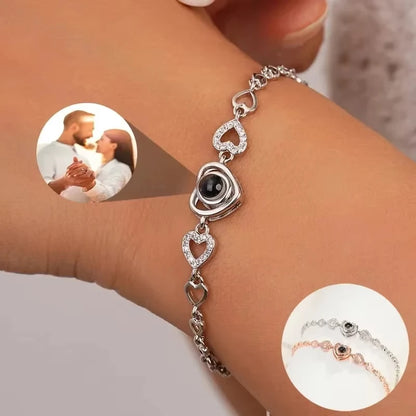 Bracelet personnalisé en forme de cœur avec projection photo, en acier titane plaqué or et zircon, disponible en dropshipping.