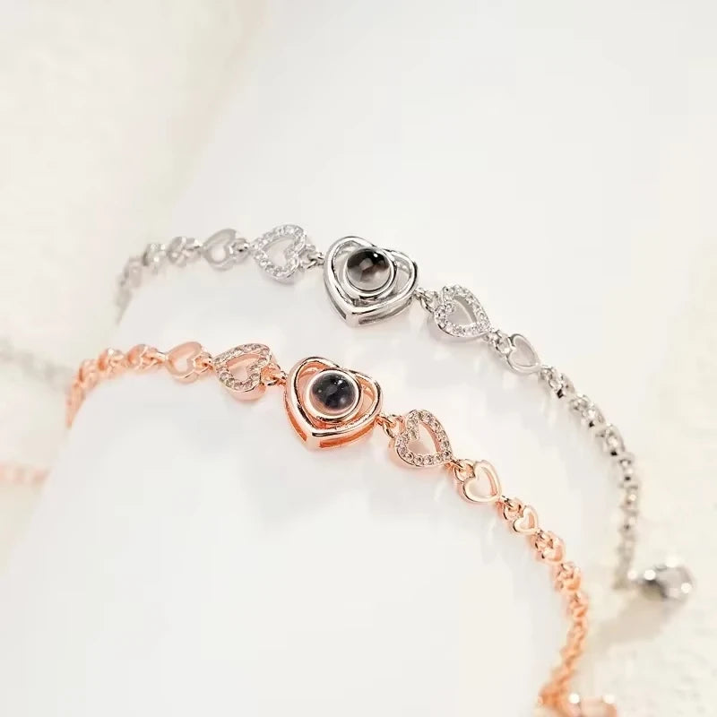 Bracelet personnalisé en forme de cœur avec projection photo, en acier titane plaqué or et zircon, disponible en dropshipping.