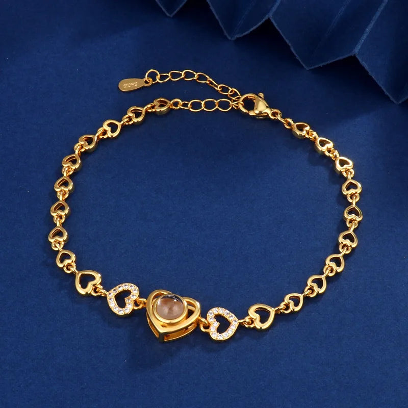 Bracelet personnalisé en forme de cœur avec projection photo, en acier titane plaqué or et zircon, disponible en dropshipping.