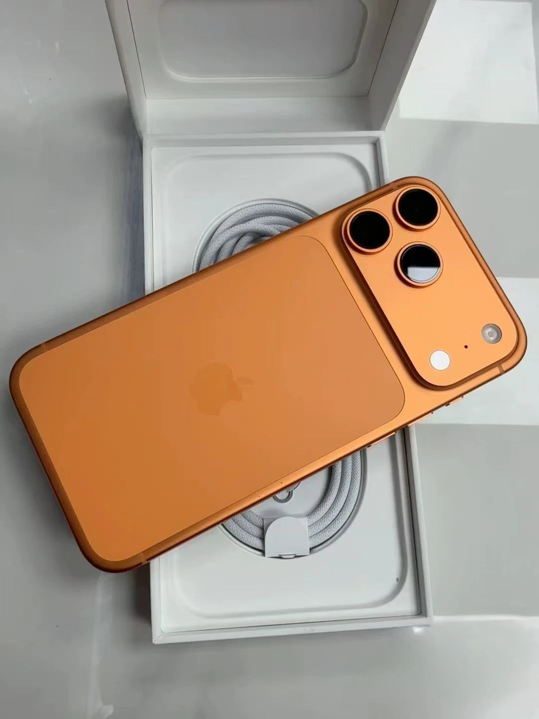 iPhone 17 Pro Max 5G 1 To 6,9 pouces 4G/5G d'origine, neuf et très recherché, vendu en gros. Téléphone d'occasion original débloqué.