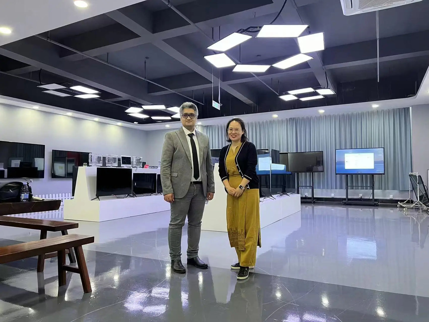 Smart LED Touch TV With Android WiFi 4K 50 55 65 75 Inch Smart Touch TV-Customizable Size OEM/ODM Karaoke TV Motherboard