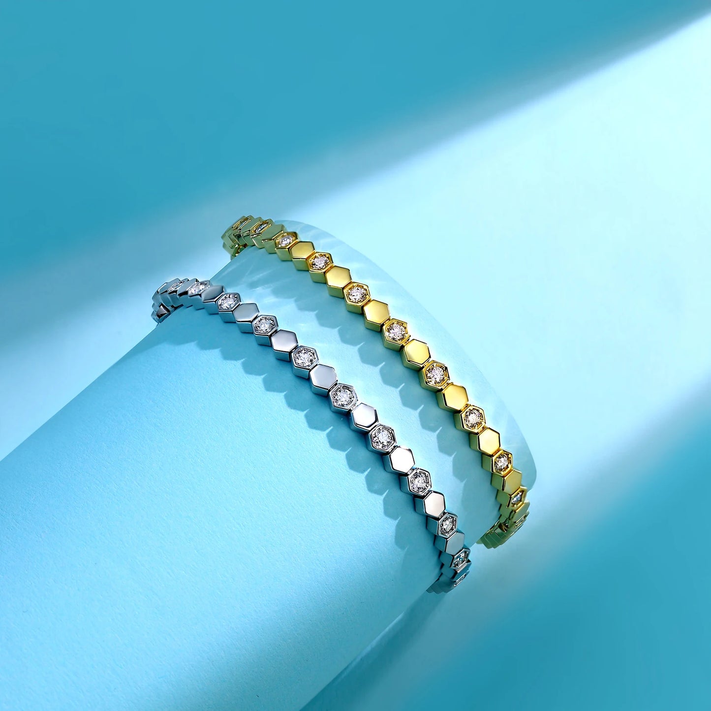 Bracelet tennis hexagonal en argent sterling 925 plaqué or 14 carats et moissanite, pour femme. Bijou géométrique scintillant aux couleurs chatoyantes. Idée cadeau.