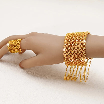 Bracelet jonc creux en métal plaqué or pour femme, orné d'une bague en perle, idéal pour un mariage ou des fiançailles. Cadeau personnalisé.