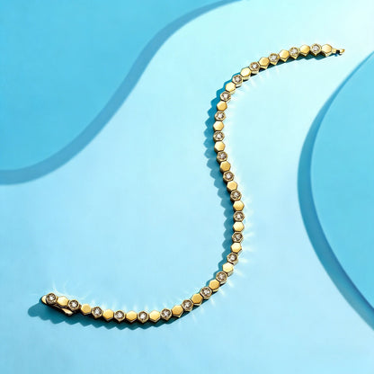 Bracelet tennis hexagonal en argent sterling 925 plaqué or 14 carats et moissanite, pour femme. Bijou géométrique scintillant aux couleurs chatoyantes. Idée cadeau.