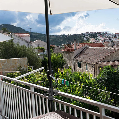 Support de parasol compact pour balcon et jardin, doté d'une pince robuste pour un maintien sûr et une installation facile.