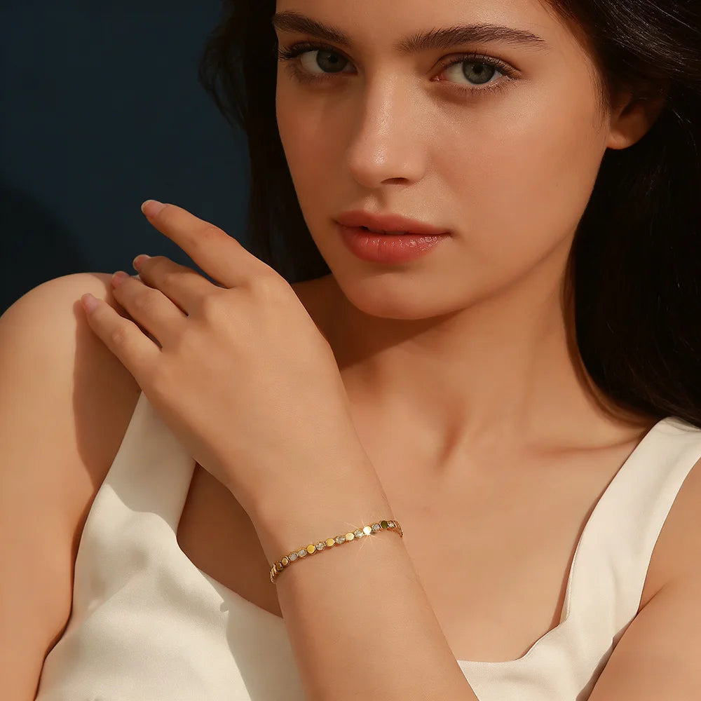 Bracelet tennis hexagonal en argent sterling 925 plaqué or 14 carats et moissanite, pour femme. Bijou géométrique scintillant aux couleurs chatoyantes. Idée cadeau.