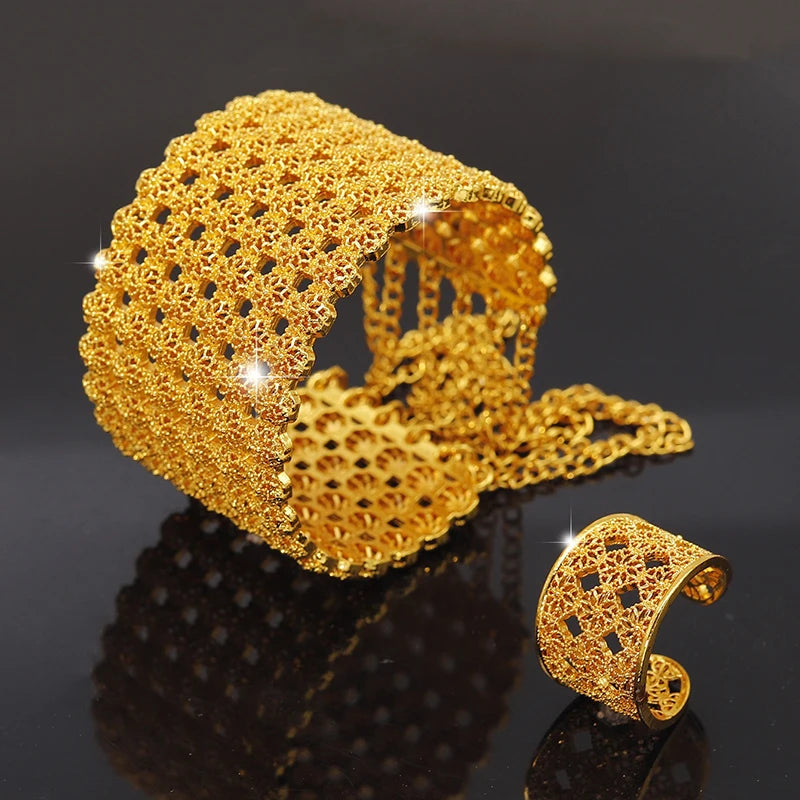 Bracelet jonc creux en métal plaqué or pour femme, orné d'une bague en perle, idéal pour un mariage ou des fiançailles. Cadeau personnalisé.