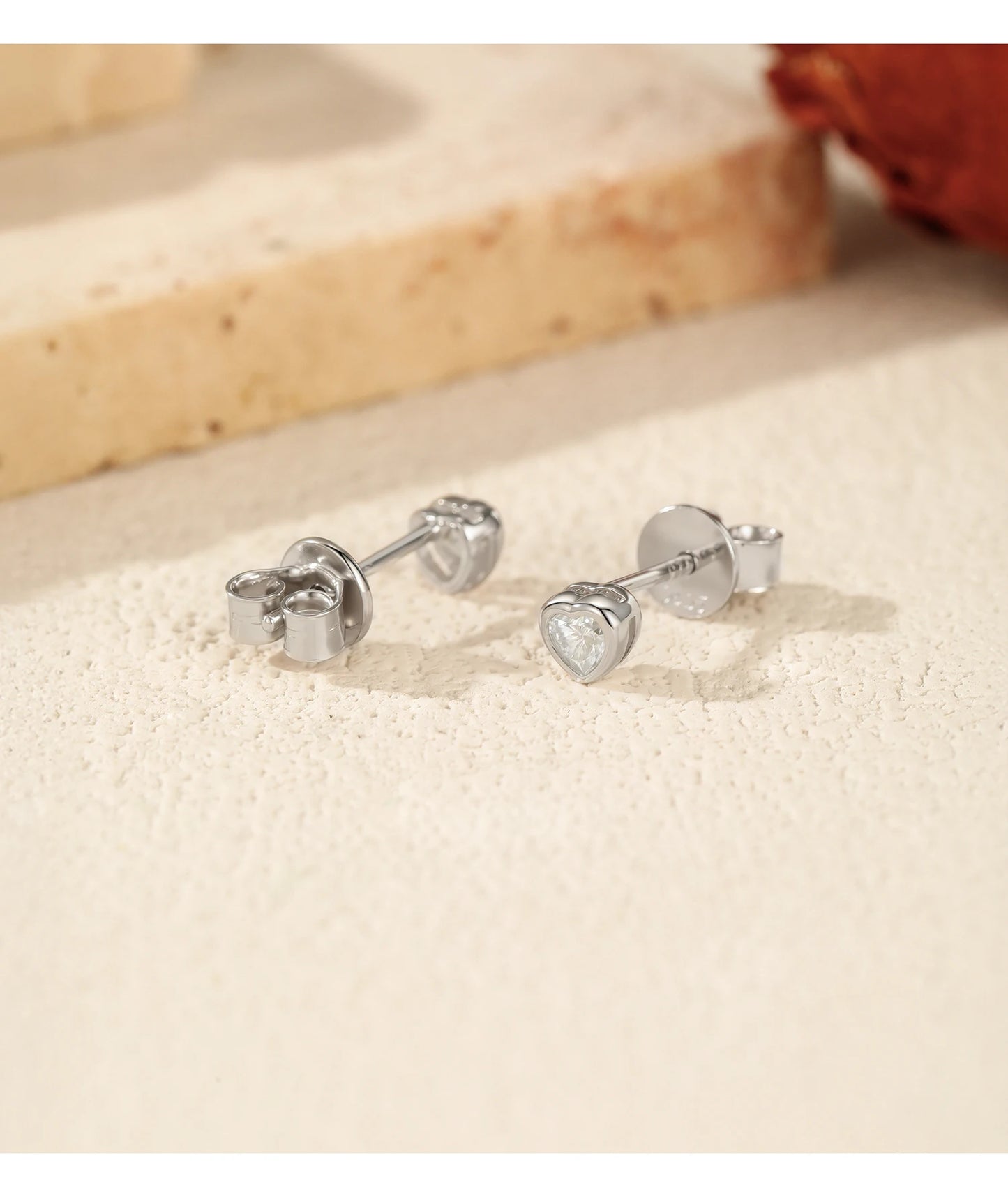 Boucles d'oreilles MODIAN en argent sterling 925, ornées de moissanites en forme de cœur et disponibles en 3 tailles. Bijoux fins et tendance pour femmes.