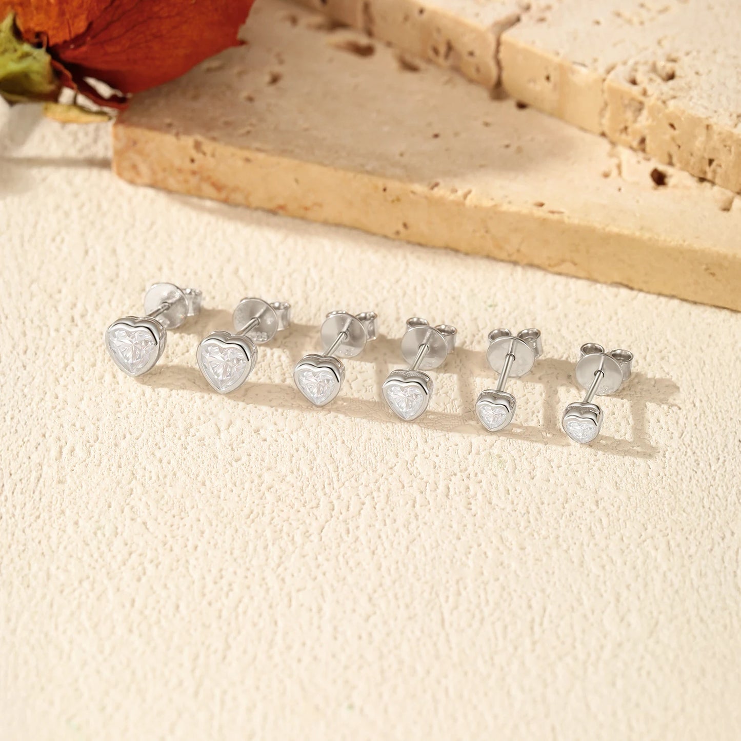 Boucles d'oreilles MODIAN en argent sterling 925, ornées de moissanites en forme de cœur et disponibles en 3 tailles. Bijoux fins et tendance pour femmes.