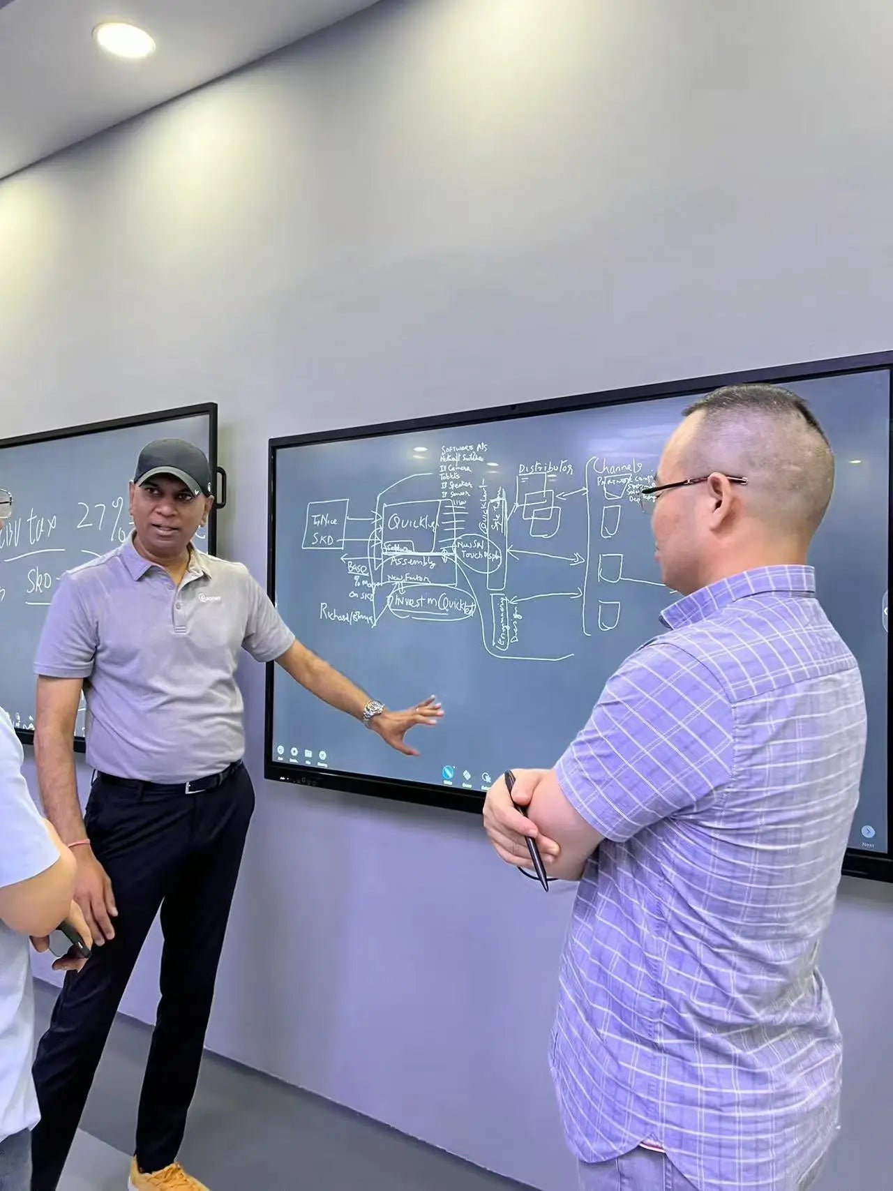 Smart LED Touch TV With Android WiFi 4K 50 55 65 75 Inch Smart Touch TV-Customizable Size OEM/ODM Karaoke TV Motherboard