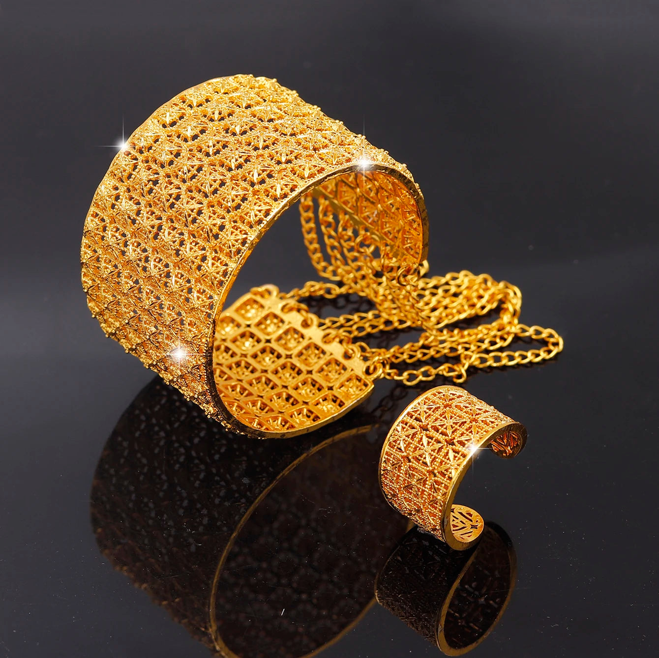 Bracelet jonc creux en métal plaqué or pour femme, orné d'une bague en perle, idéal pour un mariage ou des fiançailles. Cadeau personnalisé.