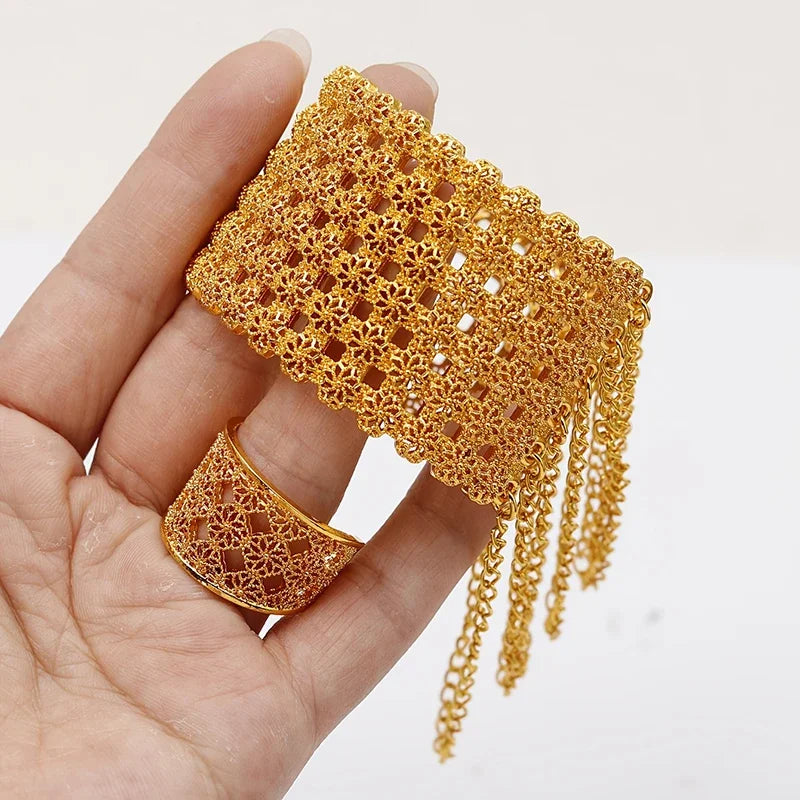 Bracelet jonc creux en métal plaqué or pour femme, orné d'une bague en perle, idéal pour un mariage ou des fiançailles. Cadeau personnalisé.