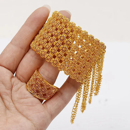 Bracelet jonc creux en métal plaqué or pour femme, orné d'une bague en perle, idéal pour un mariage ou des fiançailles. Cadeau personnalisé.