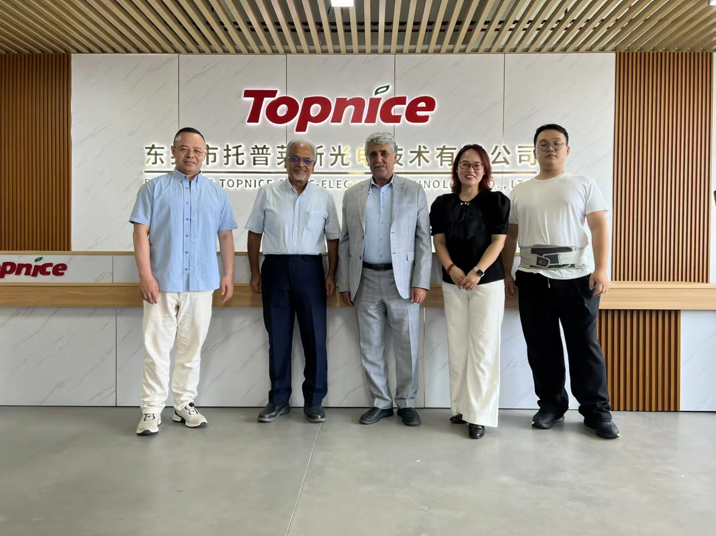 Smart LED Touch TV With Android WiFi 4K 50 55 65 75 Inch Smart Touch TV-Customizable Size OEM/ODM Karaoke TV Motherboard