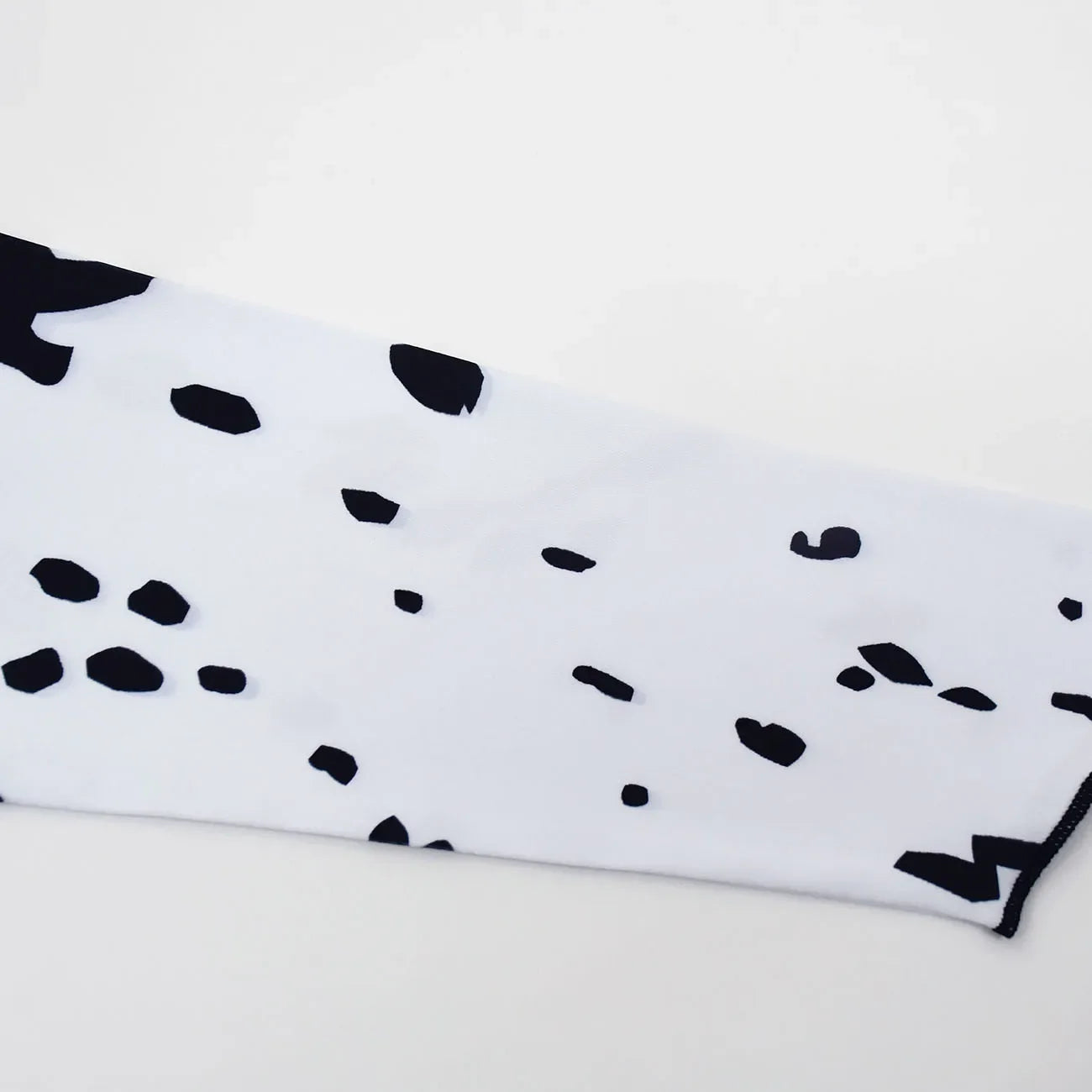 Robe de sorcière noire et blanche pour enfants, chien loyal, vêtements Kuira, robe longue, perruque Everak, performance d'Hall