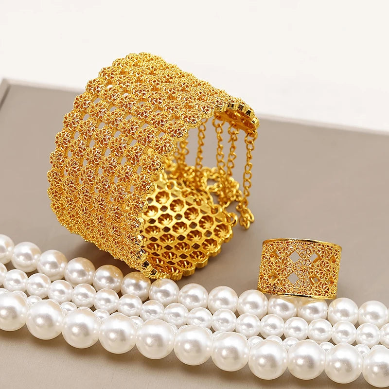 Bracelet jonc creux en métal plaqué or pour femme, orné d'une bague en perle, idéal pour un mariage ou des fiançailles. Cadeau personnalisé.