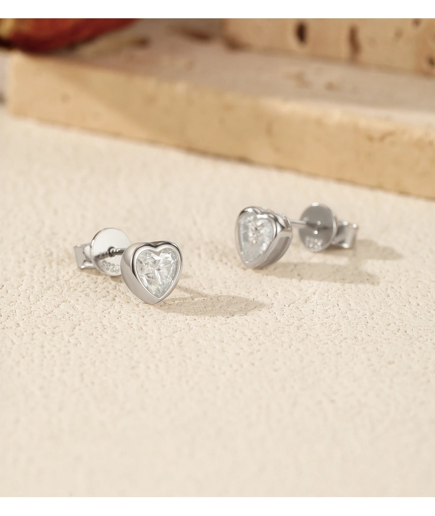 Boucles d'oreilles MODIAN en argent sterling 925, ornées de moissanites en forme de cœur et disponibles en 3 tailles. Bijoux fins et tendance pour femmes.