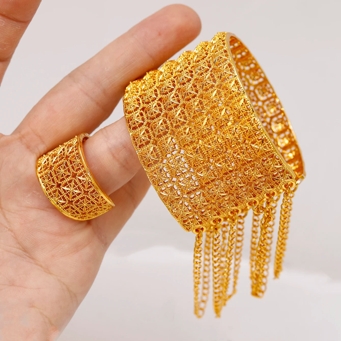 Bracelet jonc creux en métal plaqué or pour femme, orné d'une bague en perle, idéal pour un mariage ou des fiançailles. Cadeau personnalisé.