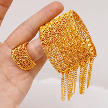 Bracelet jonc creux en métal plaqué or pour femme, orné d'une bague en perle, idéal pour un mariage ou des fiançailles. Cadeau personnalisé.