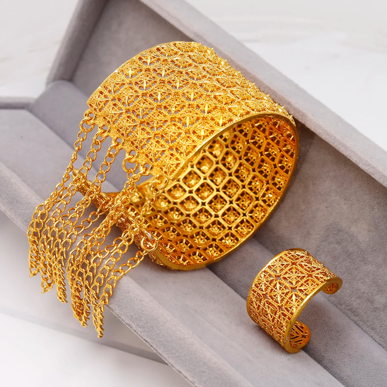 Bracelet jonc creux en métal plaqué or pour femme, orné d'une bague en perle, idéal pour un mariage ou des fiançailles. Cadeau personnalisé.