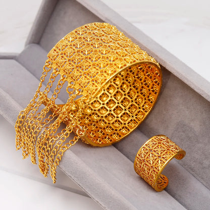 Bracelet jonc creux en métal plaqué or pour femme, orné d'une bague en perle, idéal pour un mariage ou des fiançailles. Cadeau personnalisé.