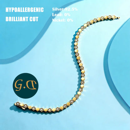 Bracelet tennis hexagonal en argent sterling 925 plaqué or 14 carats et moissanite, pour femme. Bijou géométrique scintillant aux couleurs chatoyantes. Idée cadeau.