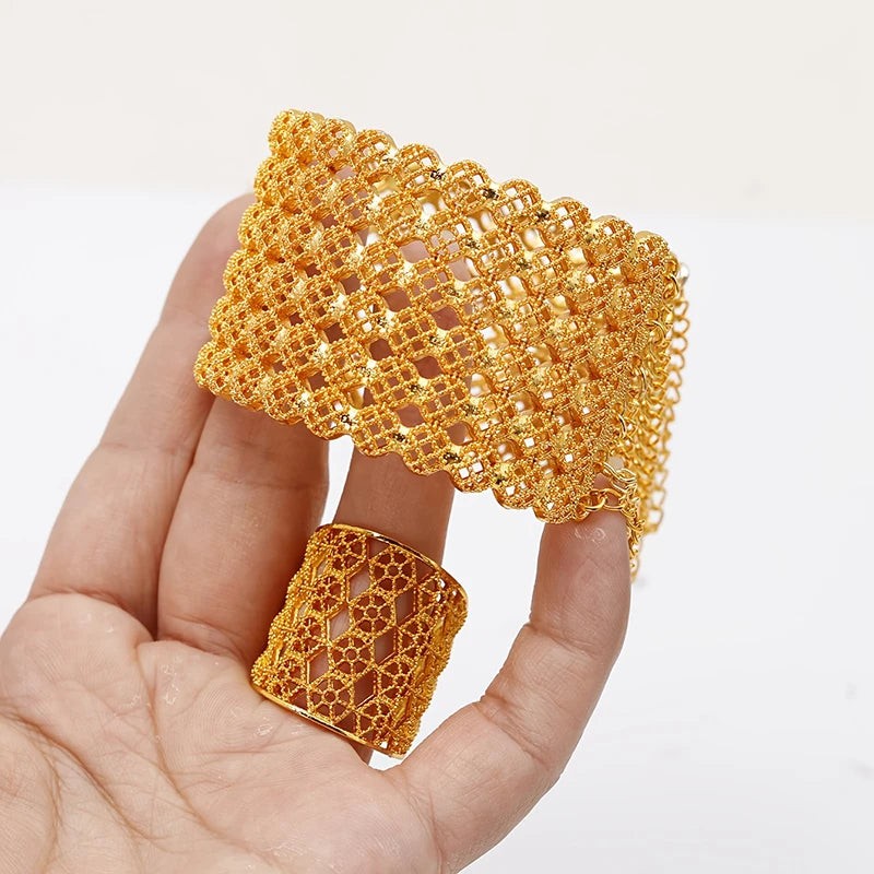 Bracelet jonc creux en métal plaqué or pour femme, orné d'une bague en perle, idéal pour un mariage ou des fiançailles. Cadeau personnalisé.