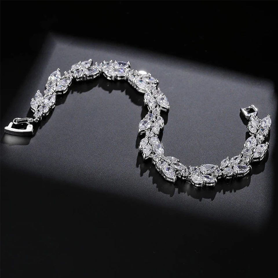Bracelets de mariage ZAKOL de luxe en zircone cubique AAA pour femmes, bracelet jonc de haute qualité couleur or blanc avec breloque feuille